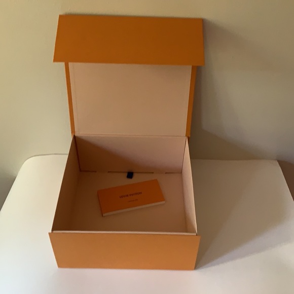 LOUIS VUITTON magnetic gift box -Medium/Large - Picture 4 of 4